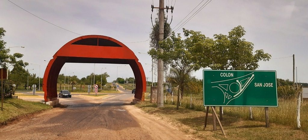 Masculinos que se resistieron a ser aprehendidos, lesionaron a un oficial y provocaron daños en un móvil