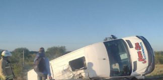 Un mini bus que trasladaba a chicos de Cerrito volcó sobre la ruta 12, hay heridos
