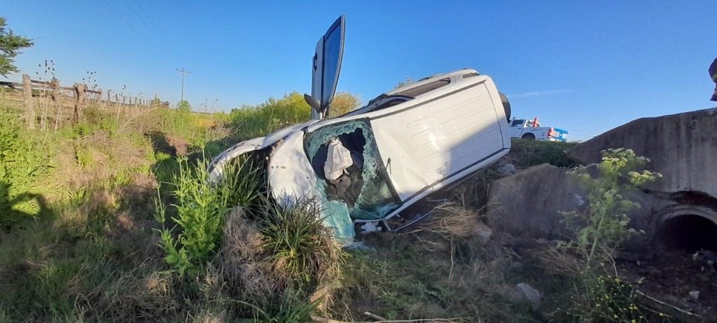 Dos personas con heridas graves tras volcar en la Ruta 11