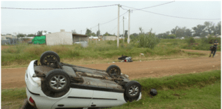 Choque entre una moto y un auto, termino con un lesionado grave