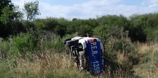 Un móvil policial despistó y volcó camino a Lázaro Blanco: tres lesionados
