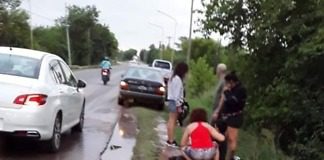 Un masculino resulta con lesiones luego de caer de su moto, tras morder la banquina en mal estado