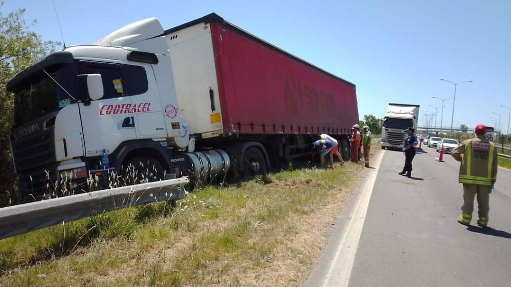 Tras un desperfecto mecánico un camión despistó en RN12