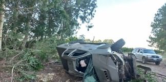 Una mujer perdió el control de su vehículo, chocó contra una barrera forestal y terminó volcando