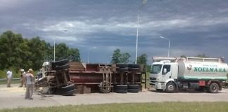 Vuelco del acoplado de un camión en la Rotonda, ruta 130