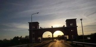 Joven ingreso a la Isla del puerto a alta velocidad y rompió las vallas de corte