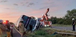 Un micro de pasajeros volcó en RN12 hay tres lesionados
