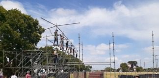 Comenzó el armado del escenario de la Fiesta Nacional de la Playa