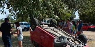 Mordió la banquina y termino volcando en RN12