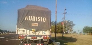 Motociclista grave tras chocar con un semirremolque estacionado