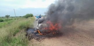 Se incendio un vehículo en un camino rural