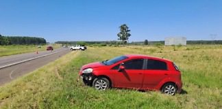 Se distrajo por buscar un elemento en el auto y termino despistando
