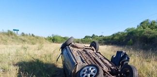 Sufrió un desperfecto mecánico, despisto y volcó en la Autovía