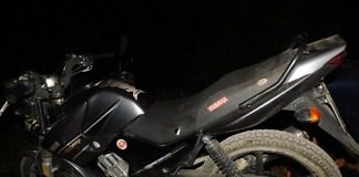 Iban con una moto de tiro y era robada recientemente en Colón, además llevaban bochitas de droga