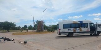 Una menor con lesiones graves tras chocar con una combi