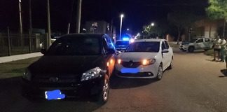 Por esquivar un ciclista choca contra una camioneta