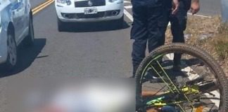 Desde una moto atacaron a balazos a dos ciclistas, uno de ellos murió en el lugar