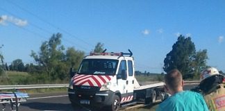 Conductor se quedó dormido, termino volcando, debieron rescatar a la acompañante que sufrió lesiones