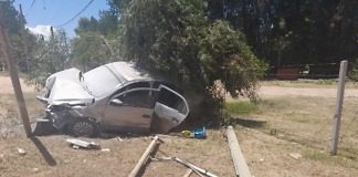 Perdió el control en el ripio, chocó un poste y se incendio el vehículo