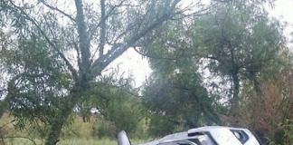 Un auto despistó y volcó tras la intensa lluvia en RN 12