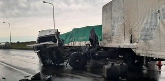 Un camión volcó su cabina en el acceso a Concepción