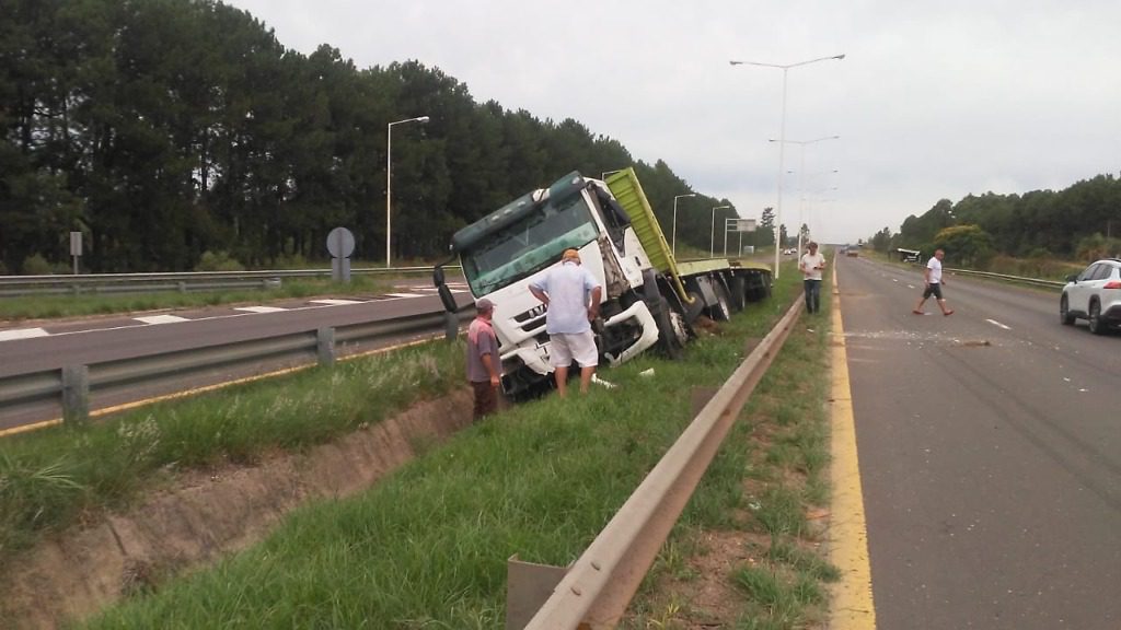 Autovía: Un camión chocó contra el guardarraíl y el chofer fue hospitalizado