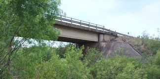 Un vehículo derrapó y cayó desde un puente al ingreso a Colonia Alemana