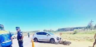 Turistas chocaron con una moto, el motociclista sufrió lesiones graves