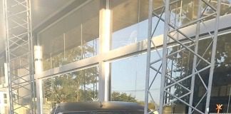 Robó un auto y chocó una columna frente a un local comercial