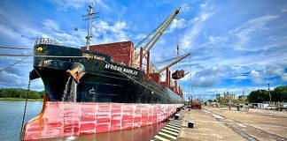 El puerto trabaja con un nuevo buque mientras otro espera en rada