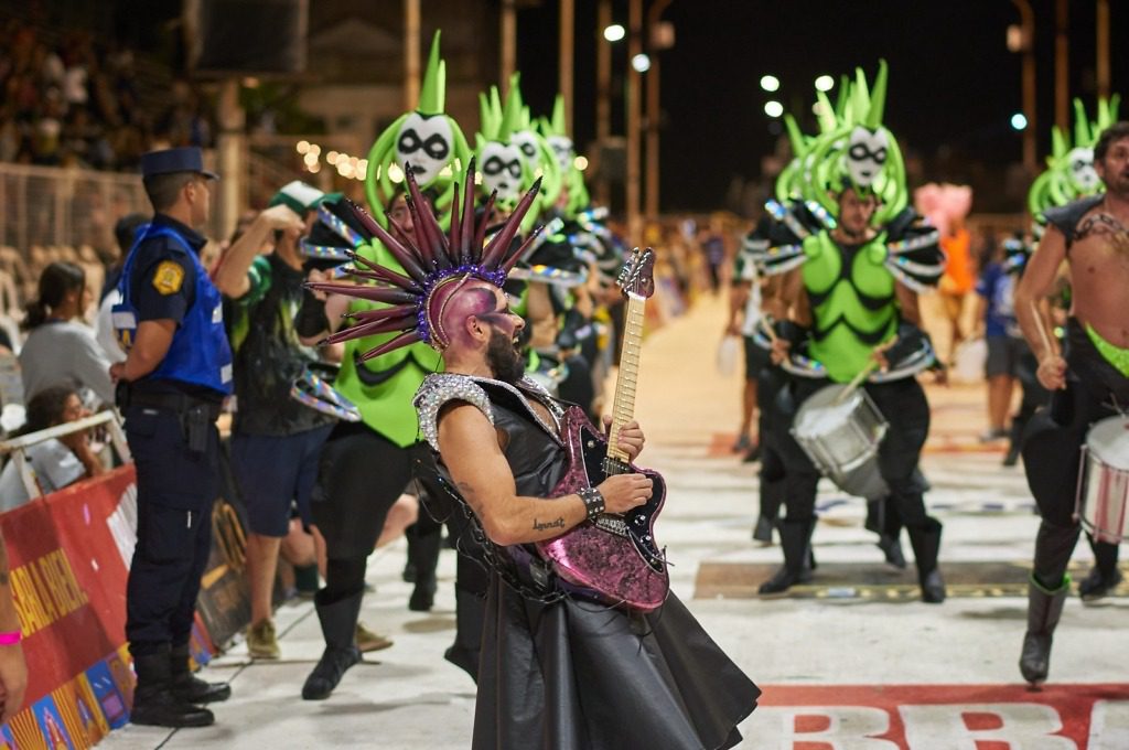 El Carnaval del País se prepara para la quinta noche