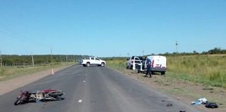 Choque entre un auto y moto, dejo como saldo una persona hospitalizada