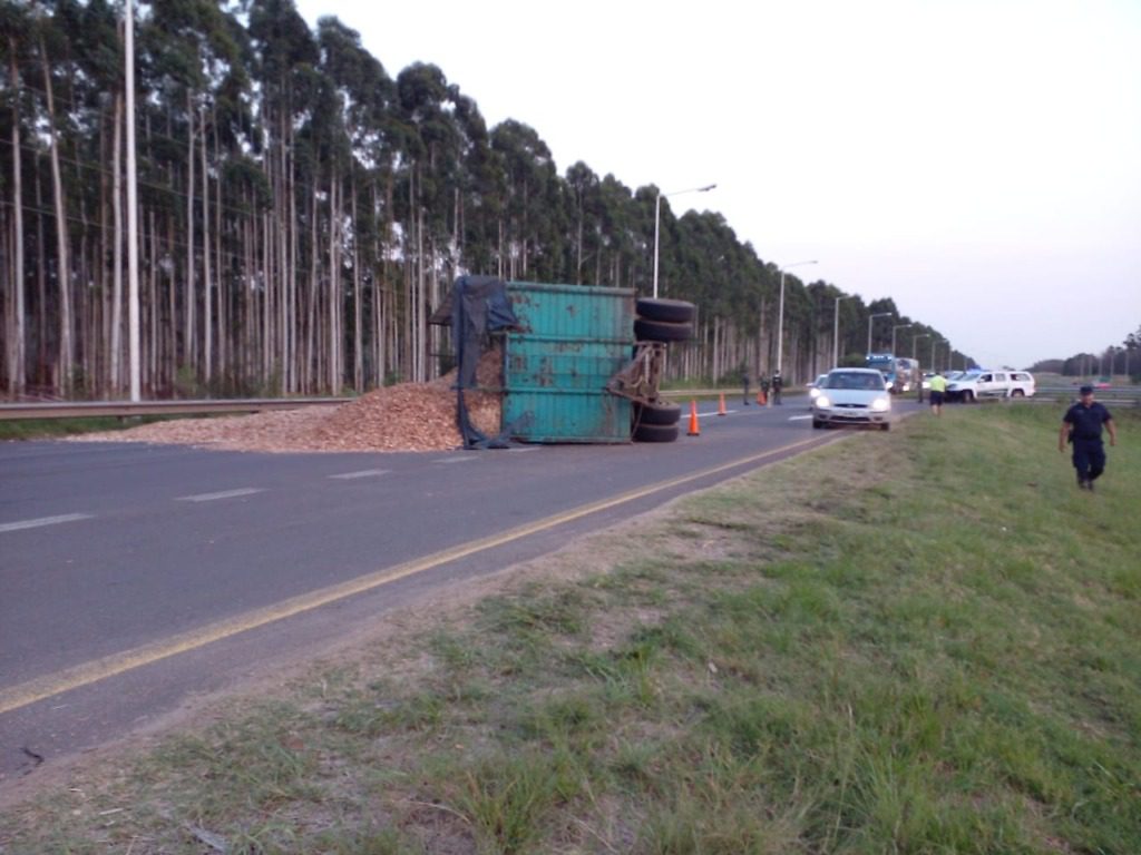 Vuelco de un camión que transportaba aserrín en la autovía