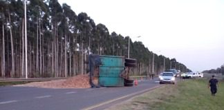 Vuelco de un camión que transportaba aserrín en la autovía