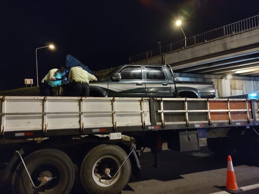 Un camión extranjero transportaba un vehículo robado