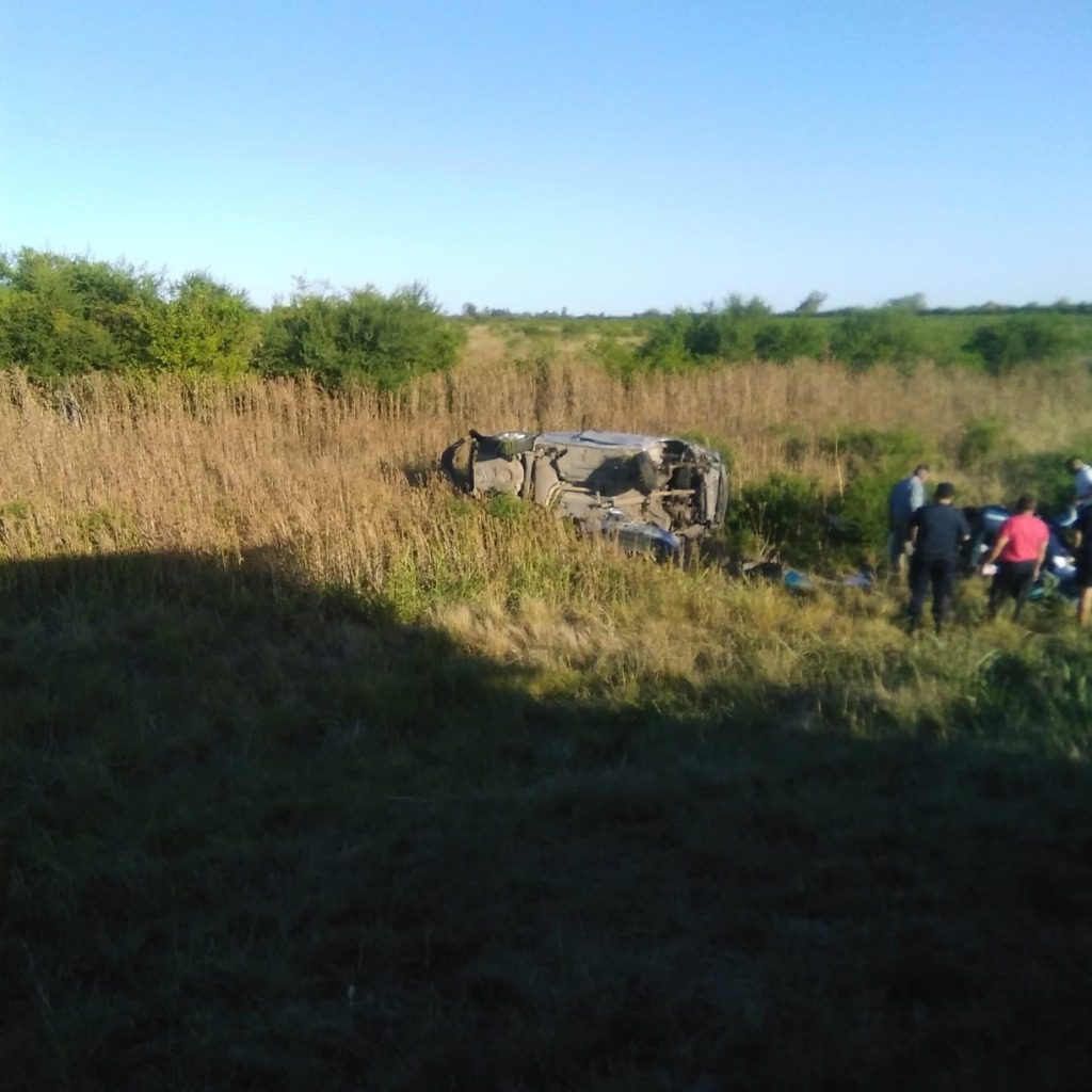 Un vehículo con cinco ocupantes despisto y volcó en la autovía 14