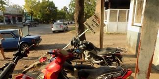 Intento robar un vehículo y termino chocando un árbol y varias motocicletas estacionadas