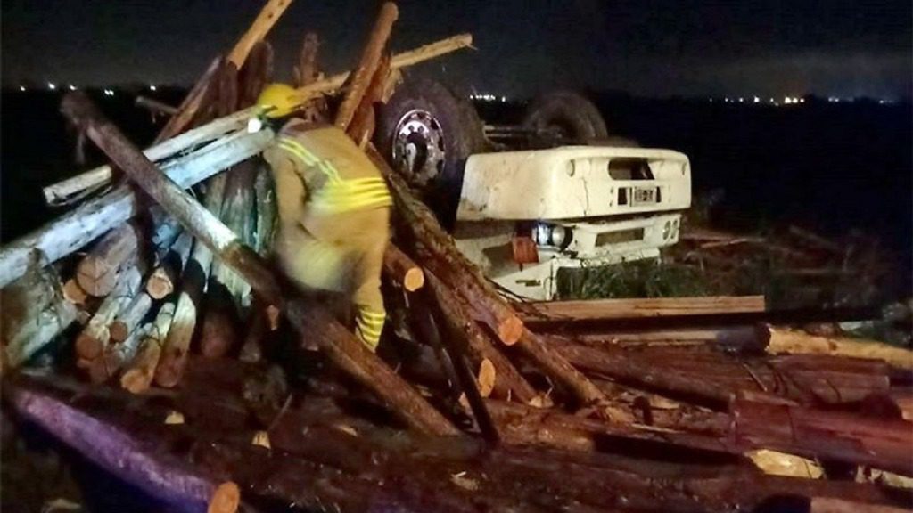 Un camión volcó en el acceso a Victoria, el conductor perdió la vida