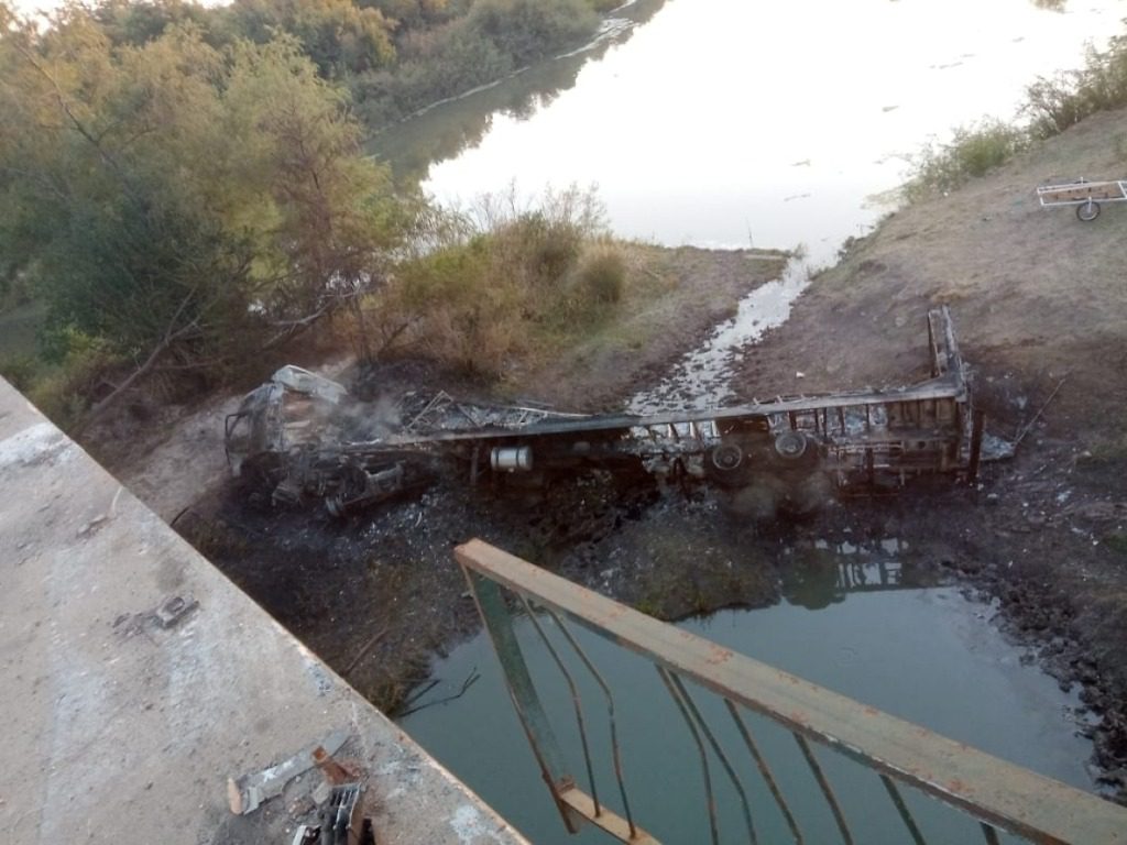 Un camión se incendio al caer del puente Gualeyán