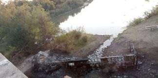 Un camión se incendio al caer del puente Gualeyán