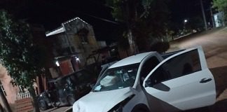 Accidente de tránsito entre dos autos provocaron daños a una vivienda