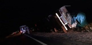 Autovía 14, un camión perdió el control y volcó