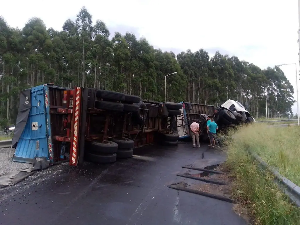 Un camión volcó en el acceso a Ruta 015 en la Autovía