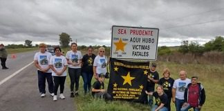 Pintaron estrellas sobre la Autovía Artigas y colocaron un cartel, en el cual falleció una familia en un accidente