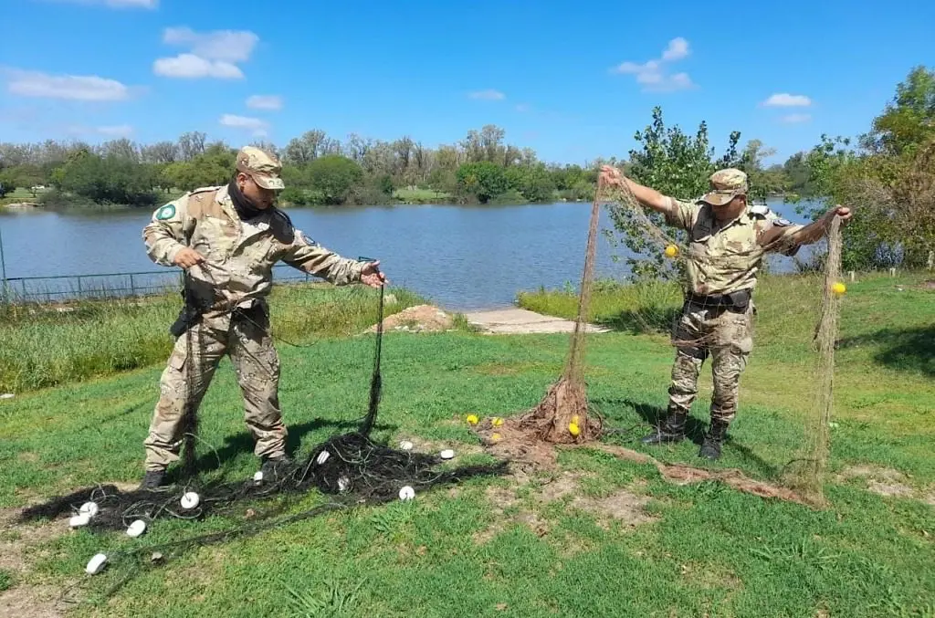 En operativo náutico la policía rural incauto mayas antirreglamentarias en el Río Gualeguaychú 