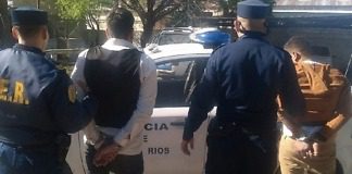 La policía detuvo a dos delincuentes, en el trayecto otro les efectuó disparos con un arma casera a los uniformados