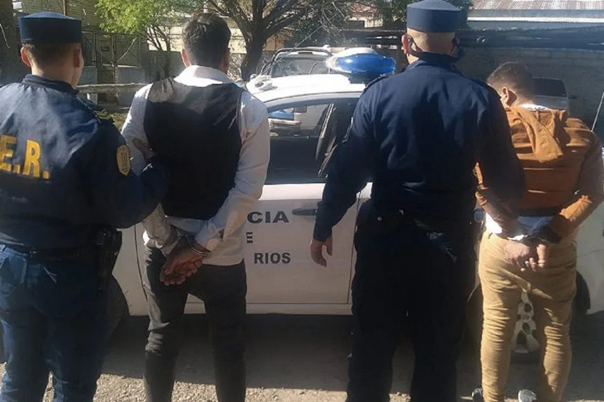 La policía detuvo a dos delincuentes, en el trayecto otro les efectuó disparos con un arma casera a los uniformados