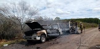 Una casa rodante tomo fuego y se propago a la camioneta que lo llevaba