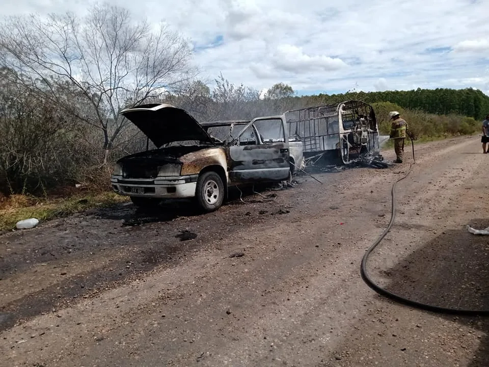 Una casa rodante tomo fuego y se propago a la camioneta que lo llevaba