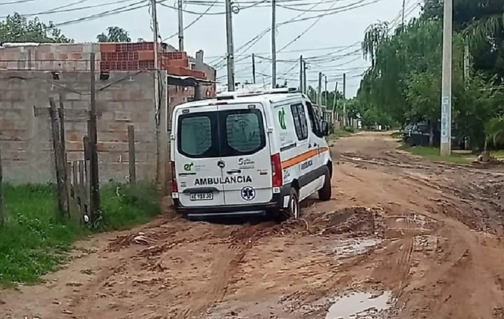 Bomberos tuvieron que sacar a una ambulancia que quedó atascada en el barro